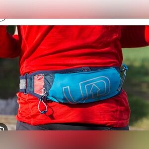Ultimate Direction Race Belt Signature Series with additional Adventure Pocket.